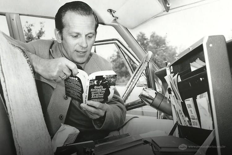 Irmão André olhando a publicação original do livro "O Contrabandista de Deus", de 1968. A publicação vendeu mais de 10 milhões de cópias