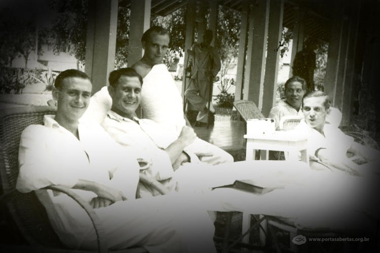 Irmão André, à direita, se recuperando no hospital St. Elisabeth, na Indonésia, após ser baleado no tornozelo, em 1949