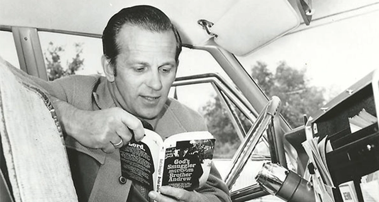 Irmão André olhando a publicação original do livro 'O Contrabandista de Deus', de 1968. A publicação vendeu mais de 10 milhões de cópias