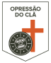 Logotipo em formato de escudo com o texto "Opressão do Clã" no topo. Ao centro, há uma cruz vermelha e, à frente dela, um símbolo circular preto com desenhos tribais e uma figura de dois rostos, representando uma insígnia cultural ou clânica.