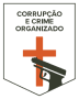 Brasão com uma cruz vermelha central e a ilustração de uma pistola apontada para a direita sobreposta à cruz, com o texto "Corrupção e Crime Organizado" na parte superior.
